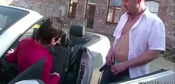 Mutti laesst sich auf der Arbeit ficken und besamen